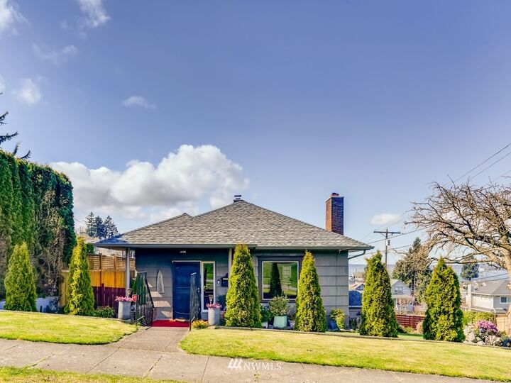 Property Photo:  3302 Federal Ave  WA 98201 