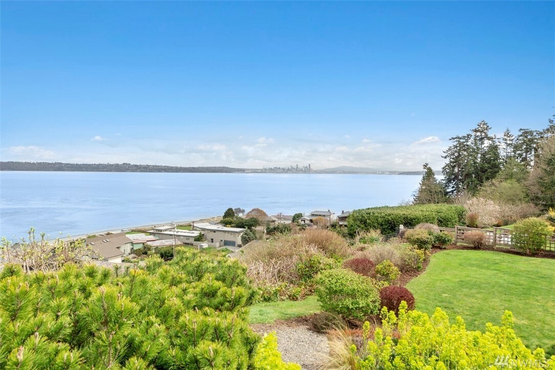 Property Photo:  7740 Yeomalt Place NE  WA 98110 