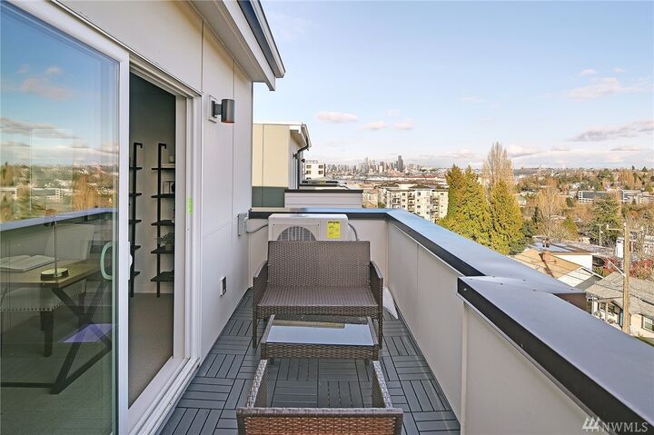 Property Photo:  3104 SW Avalon Wy H  WA 98126 