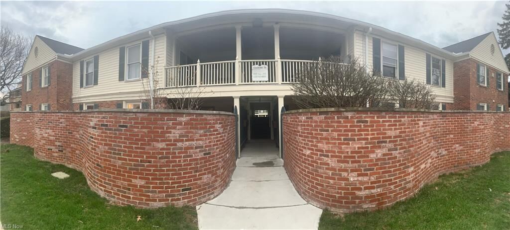 Property Photo:  2103 Glouchester Drive 2103  OH 44124 