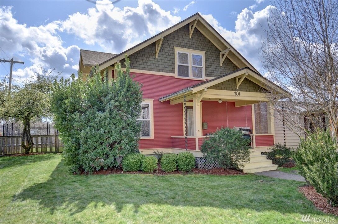 Property Photo:  204 7th Ave NW  WA 98371 