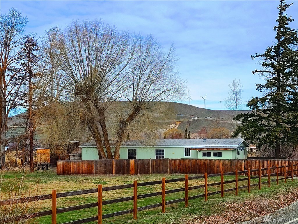 Property Photo:  13321 N Thorp Hwy  WA 98946 