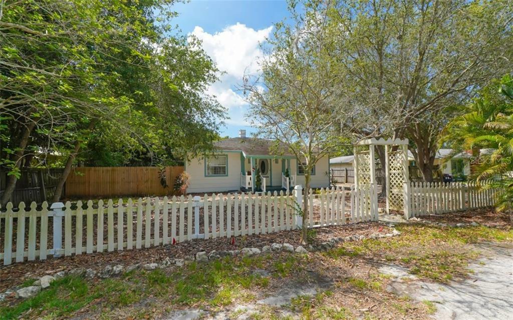 Property Photo:  2346 Pelican Drive  FL 34237 