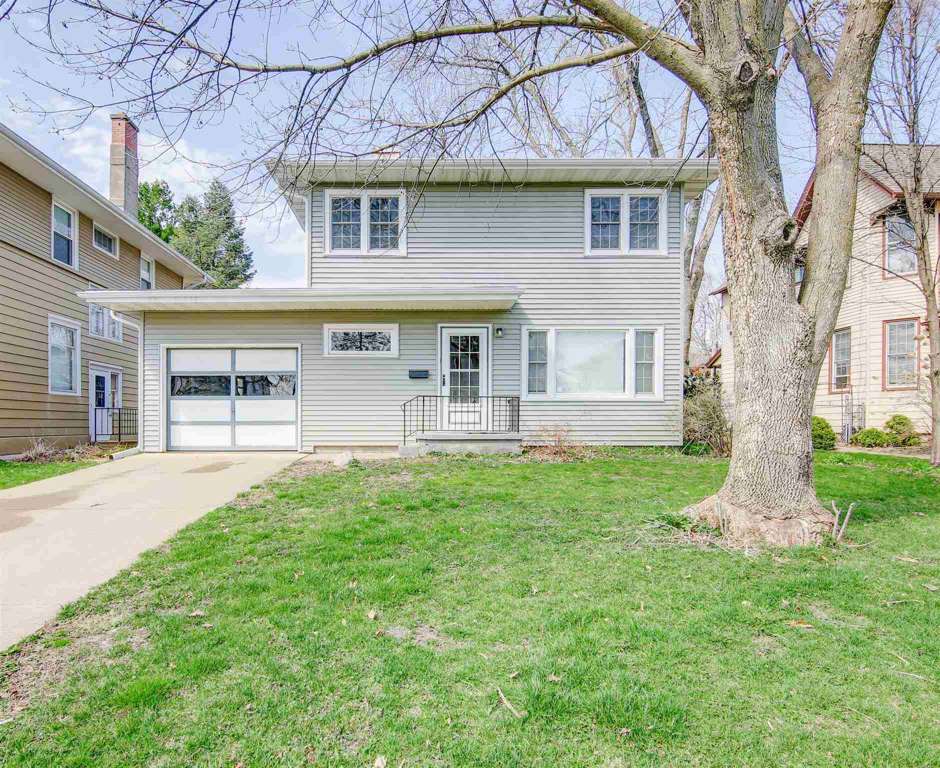 Property Photo:  616 Melrose  IA 52732 