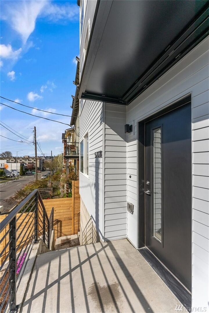 Property Photo: 5712 Roosevelt Wy NE B WA 98105