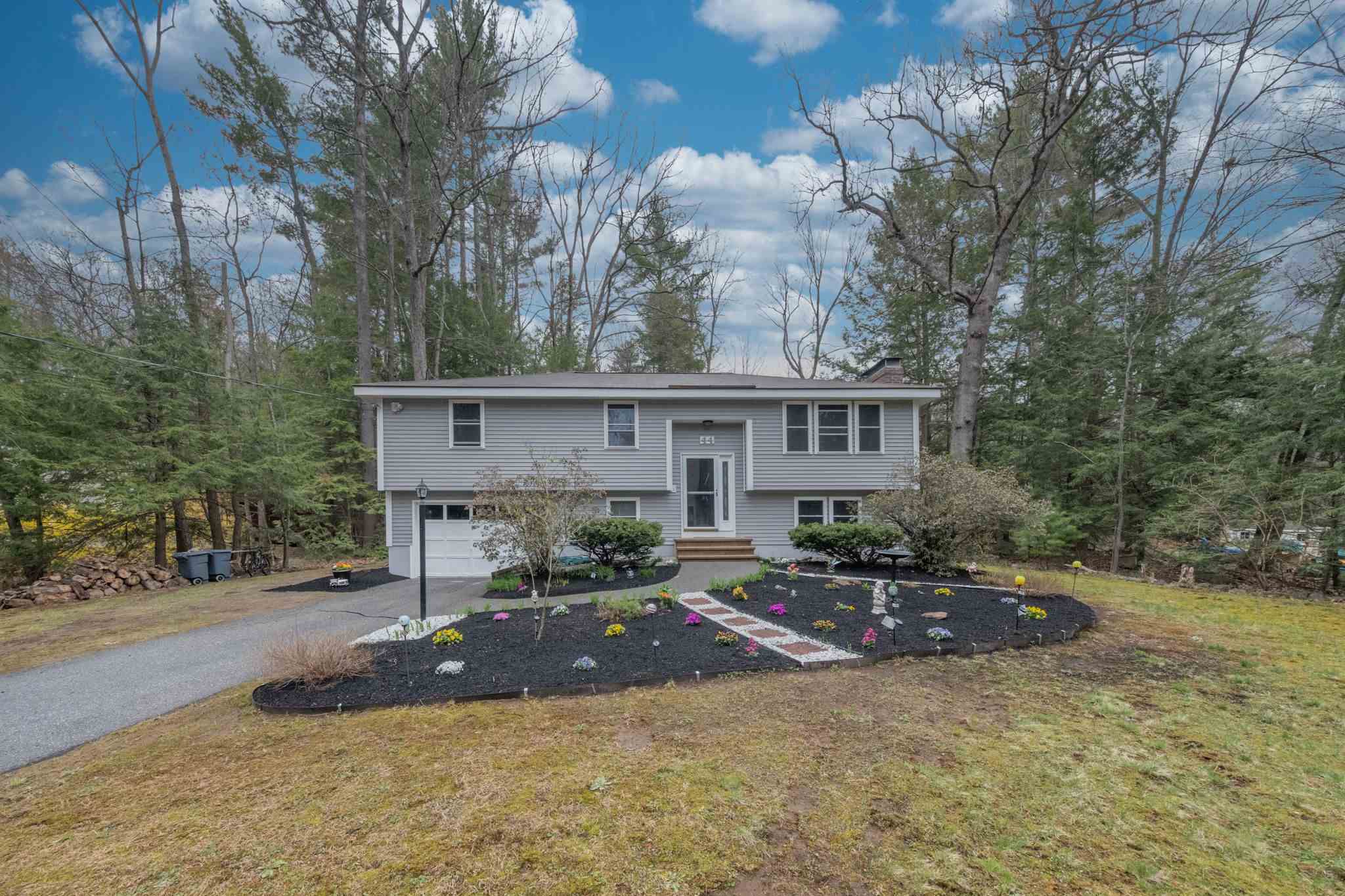 Property Photo: 44 Lamson Drive NH 03054