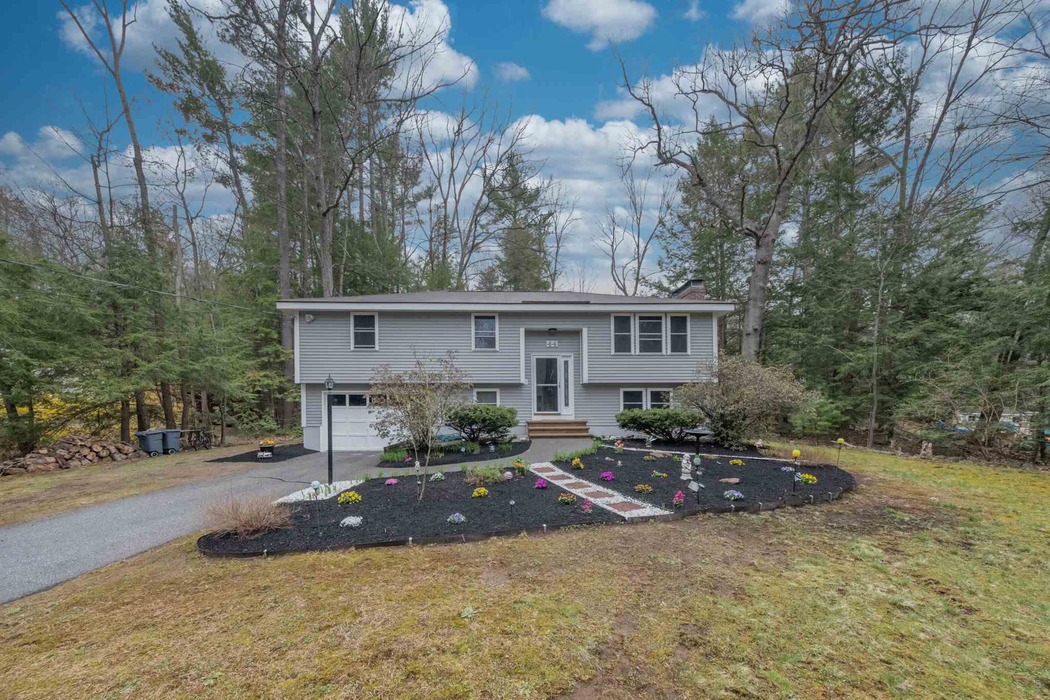 Property Photo:  44 Lamson Drive  NH 03054 