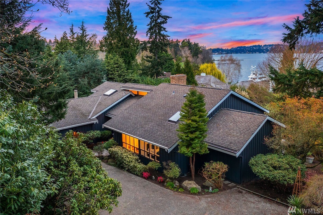 Property Photo: 8456 N Mercer Wy WA 98040