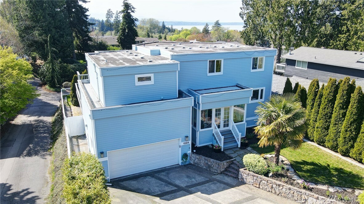 Property Photo:  1228 8th Ave S  WA 98020 