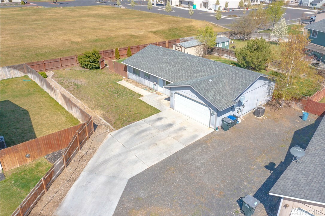 Property Photo:  1738 W Mockingbird St  WA 98837 