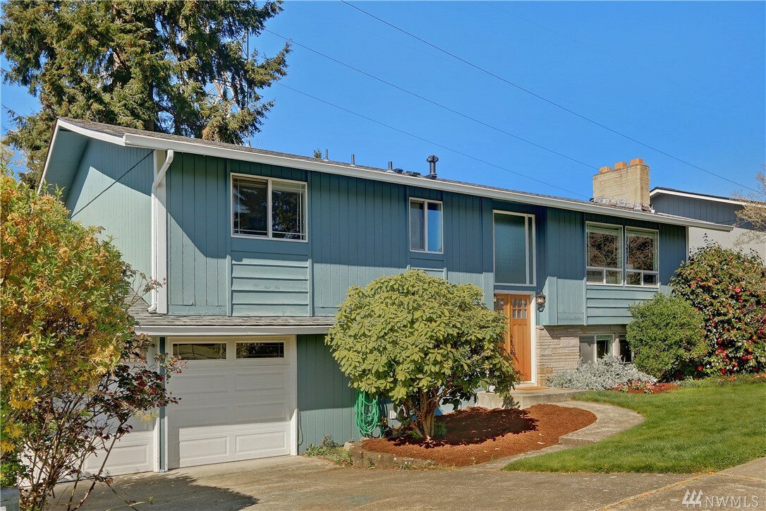 Property Photo:  1900 SE 16th Place  WA 98055 