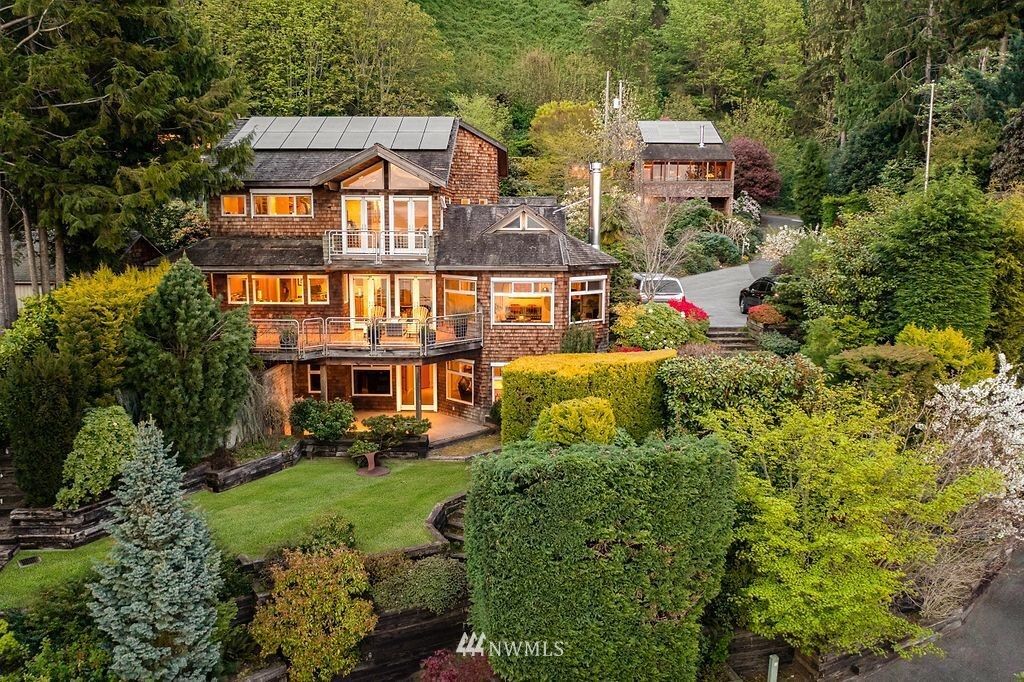 3235 Perkins Lane W, Seattle, WA 98199/5 bath