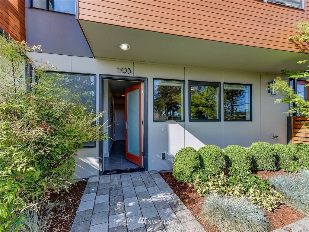 Property Photo:  18101 62nd Avenue NE 103  WA 98020 