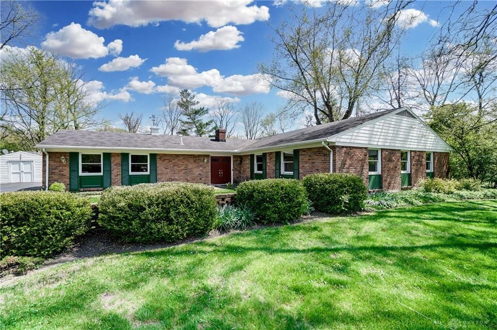 Property Photo: 440 Walsingham Court OH 45429