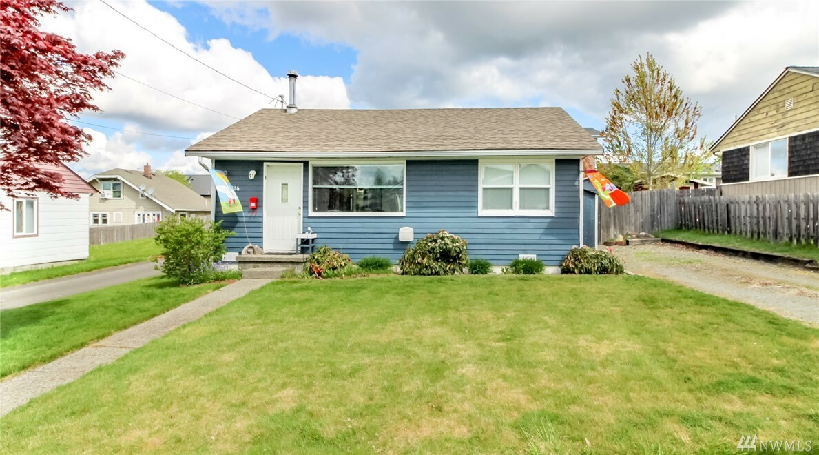 Property Photo:  1416 S 7th Ave  WA 98057 