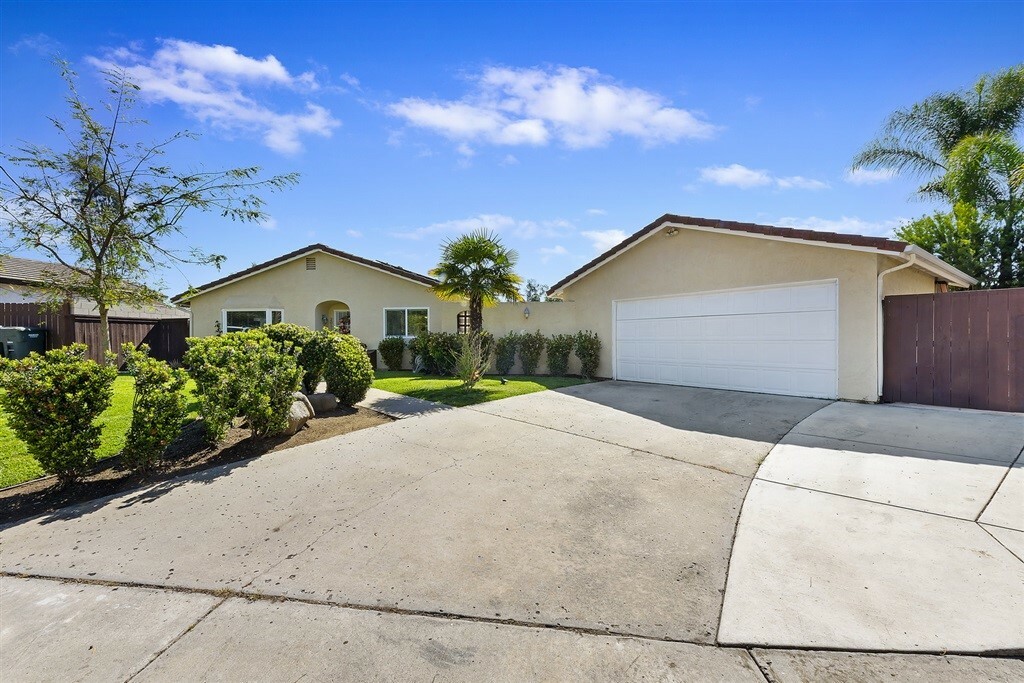 Property Photo: 2062 Arboles Pl CA 92029