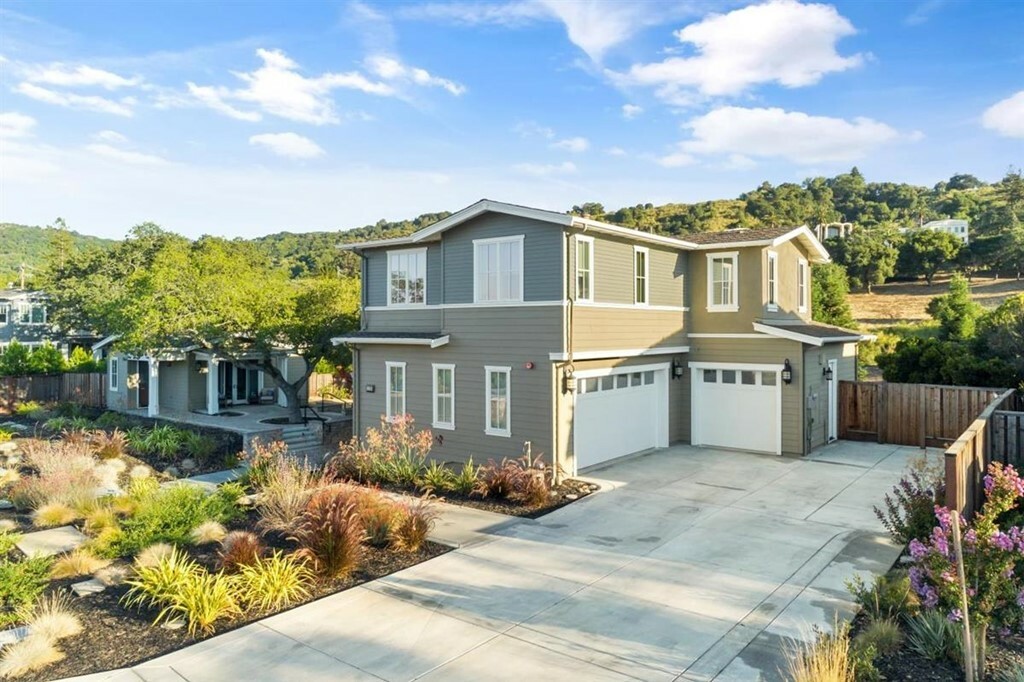 Property Photo:  