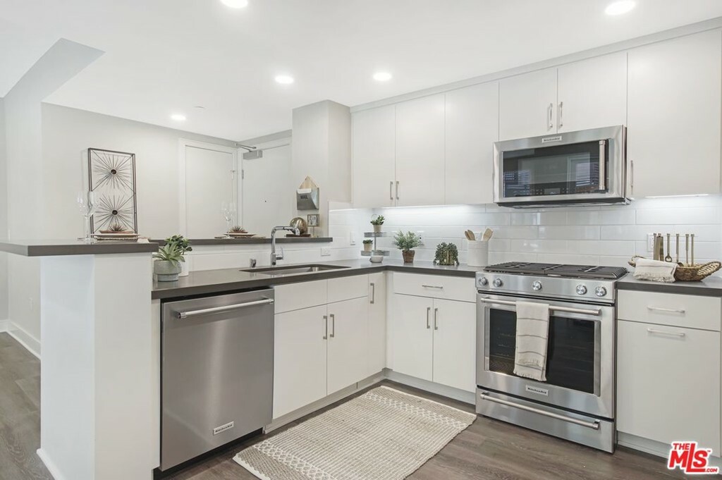 Property Photo: 6030 Seabluff Drive 319 CA 90094