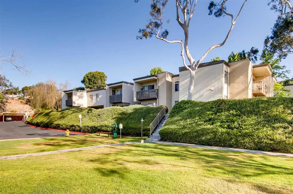Property Photo: 432 Edgehill Ln 43 CA 92054