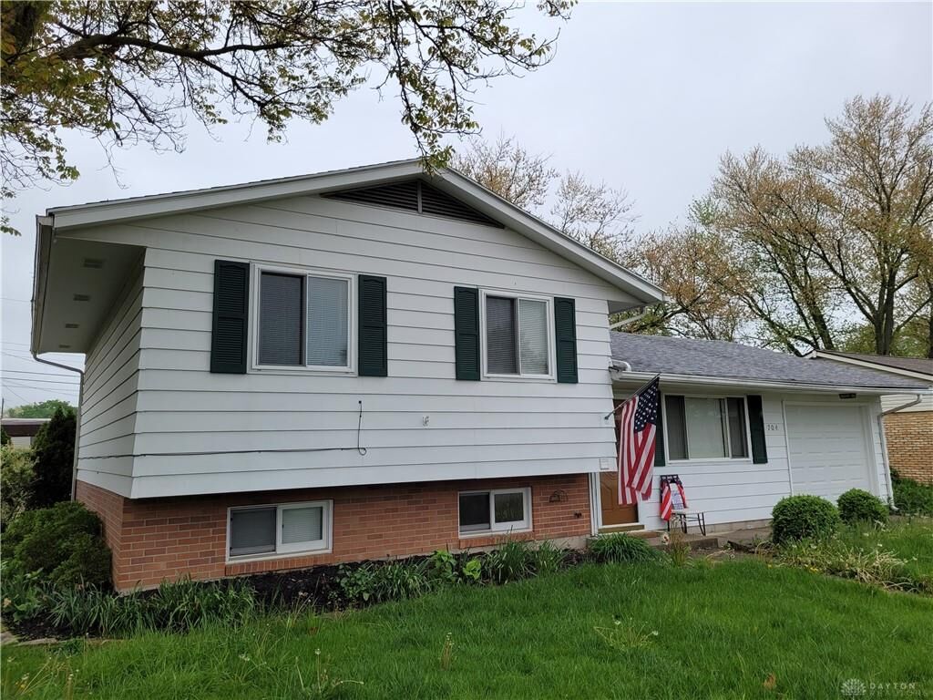 Property Photo: 704 Maplecrest Drive OH 45373