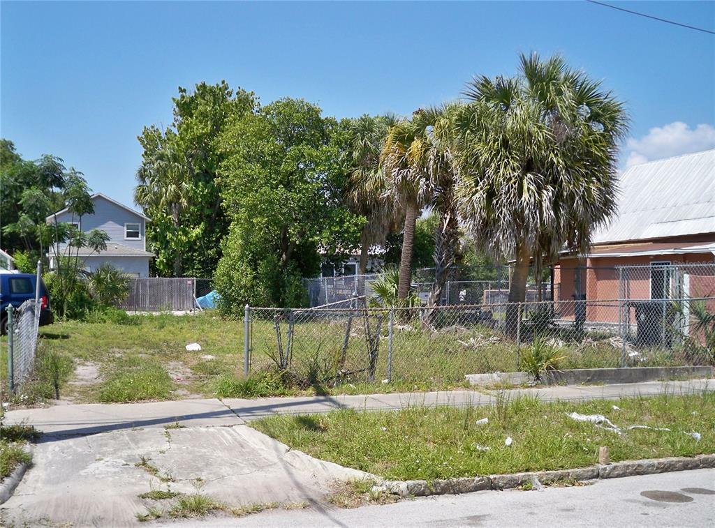 Property Photo:  2105 W Chestnut Street  FL 33607 