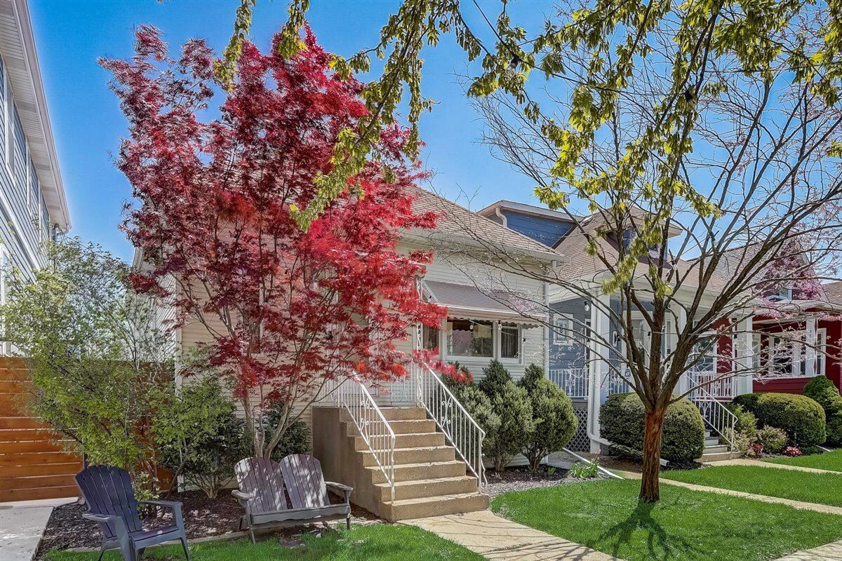 Property Photo: 3725 N Spaulding Avenue IL 60618