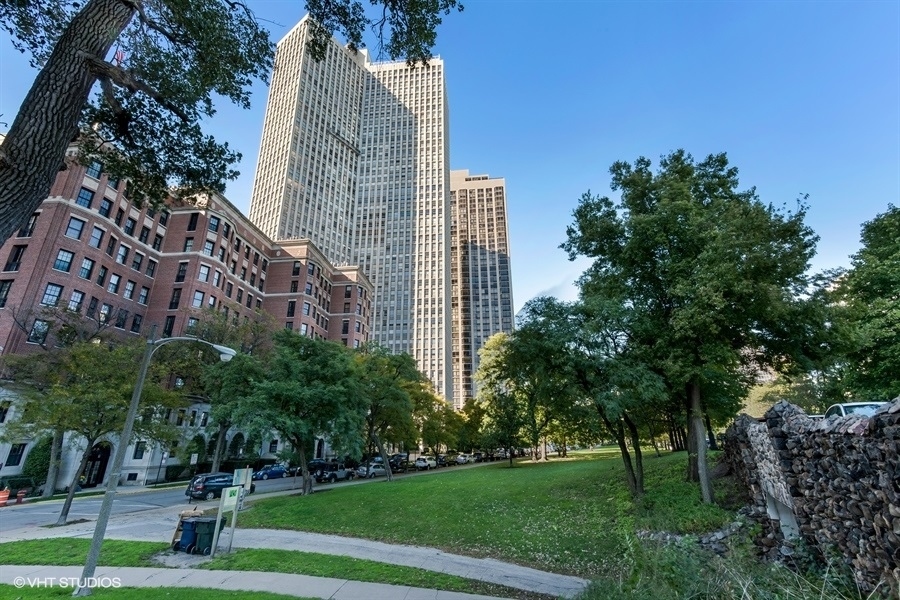 Property Photo: 2626 N Lakeview Avenue 1604 IL 60614