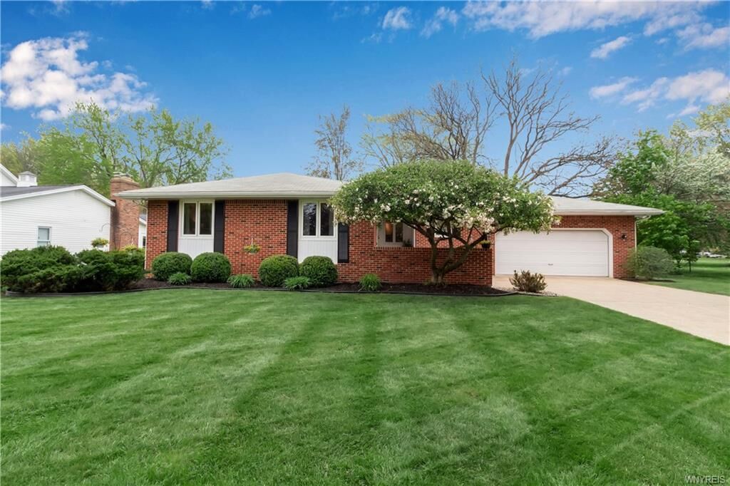 Property Photo:  679 Pin Oak Circle  NY 14072 