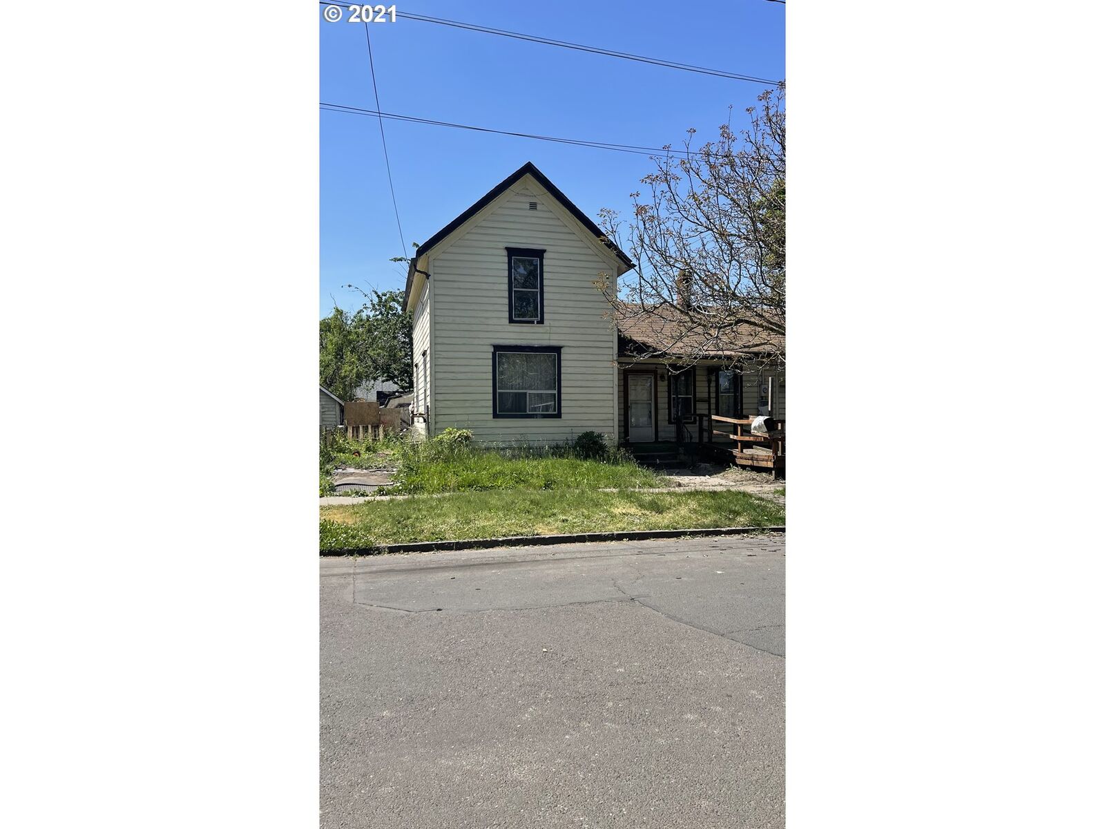 Property Photo:  935 NE Galloway St  OR 97128 