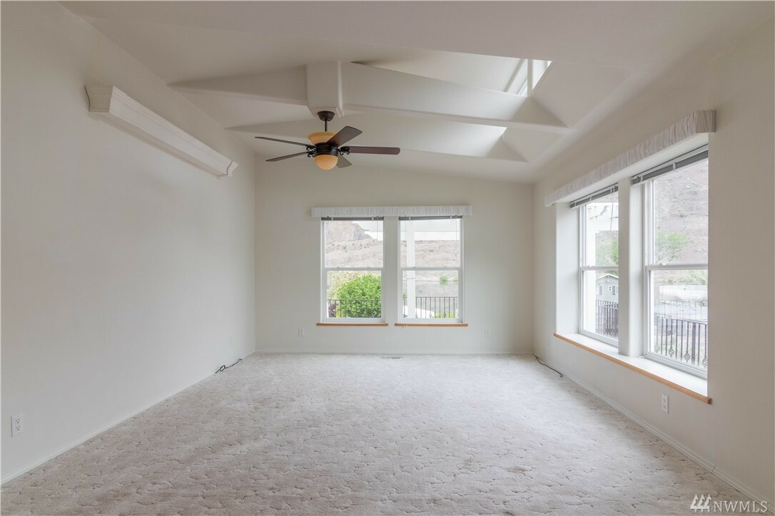 Property Photo: 32069 Lakeview Rd NE WA 99115