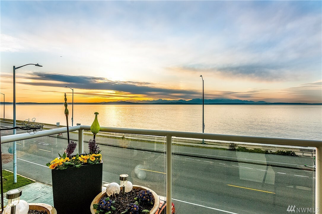 Property Photo:  1388 Alki Ave SW 304  WA 98116 