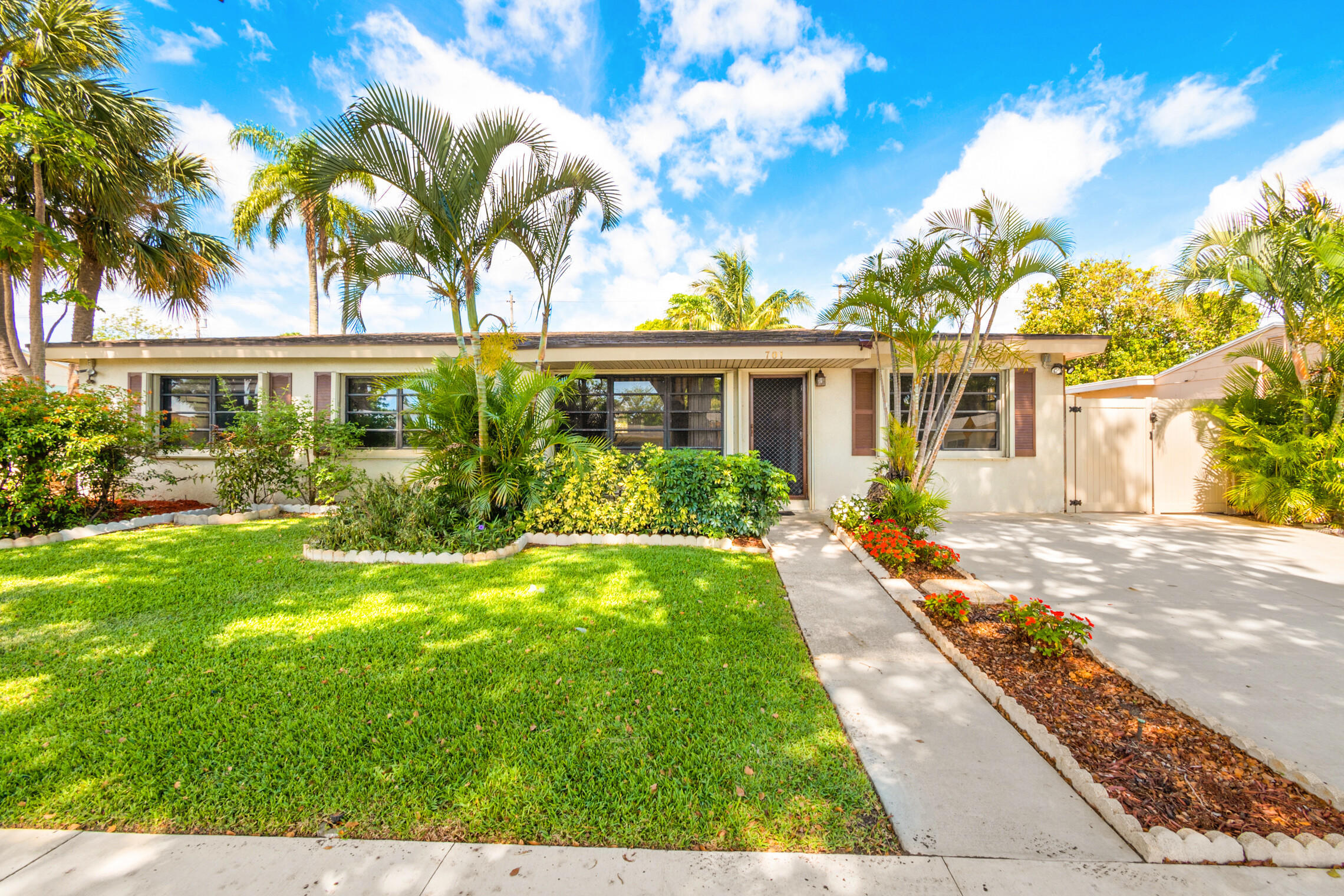Property Photo:  701 Snowden Drive  FL 33461 