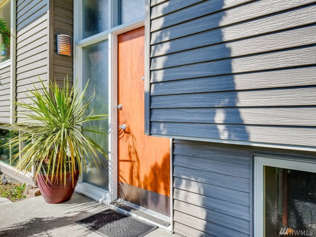 Property Photo:  3520 S Thistle St  WA 98118 