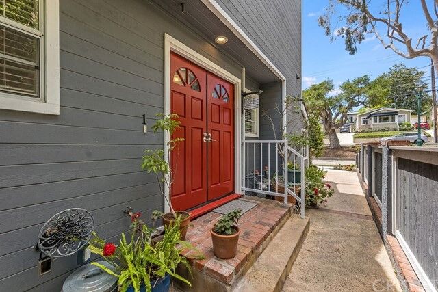 Property Photo: 507 El Redondo Avenue 1 CA 90277