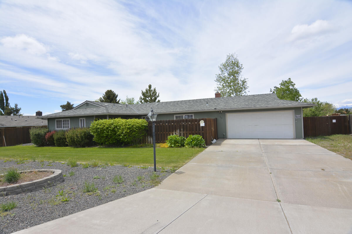 Property Photo: 715 E Ridgeview Drive OR 97734