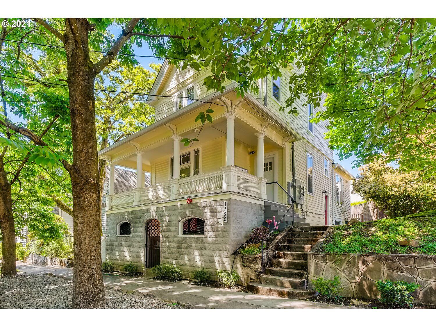 Property Photo: 1325 SE Yamhill St OR 97214