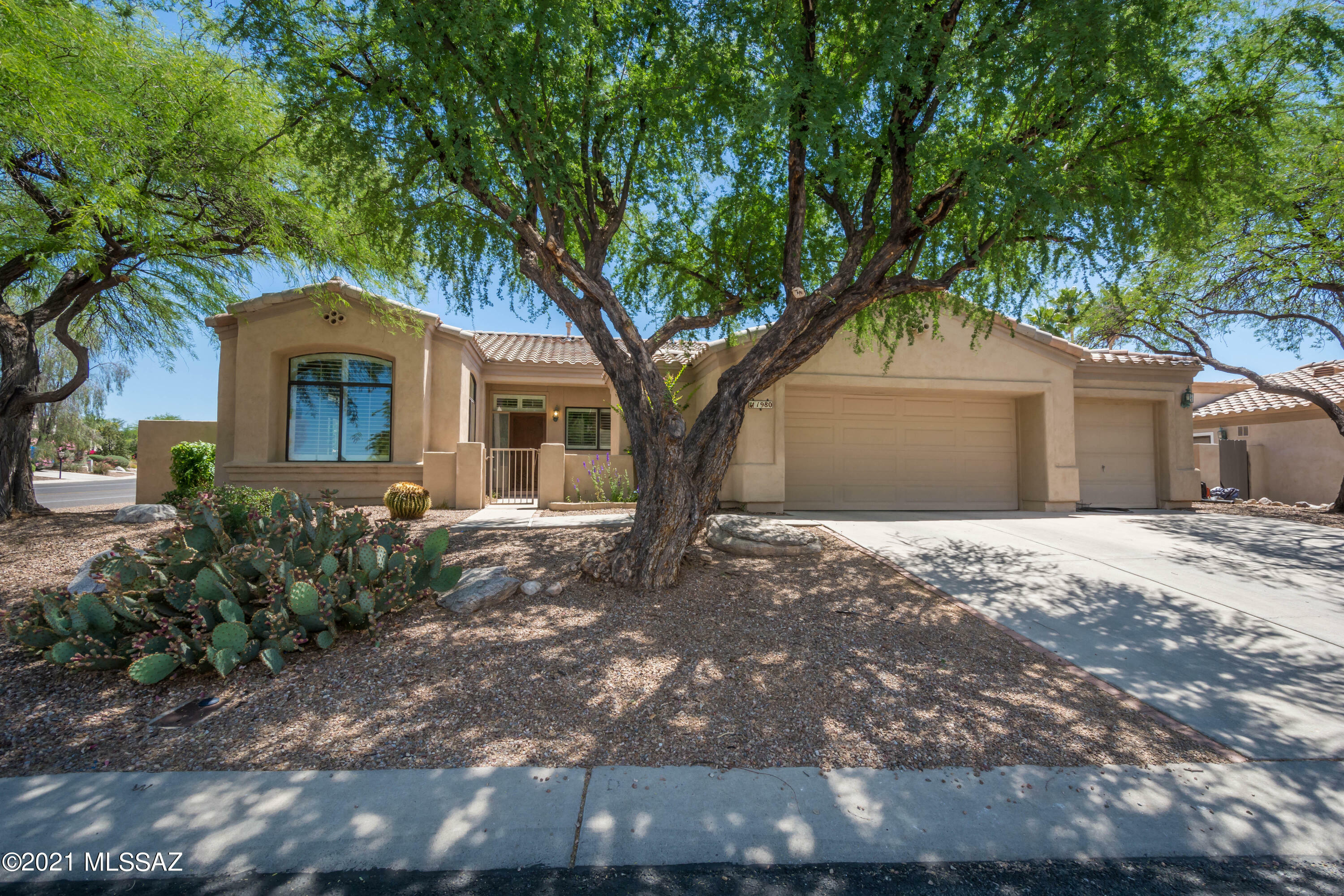 Property Photo:  1980 W Muirhead Loop  AZ 85737 