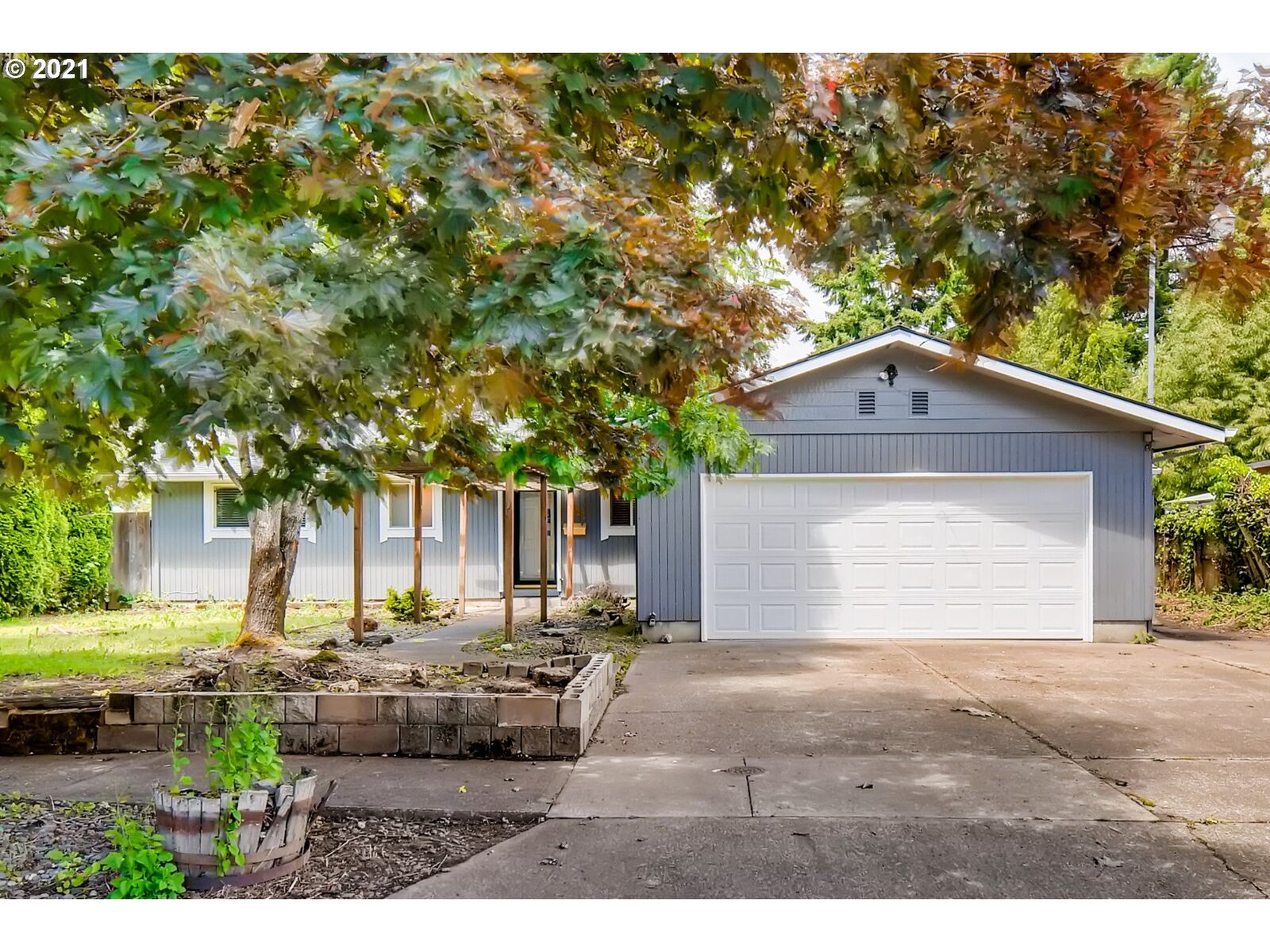Property Photo:  535 NW 11th St  OR 97128 