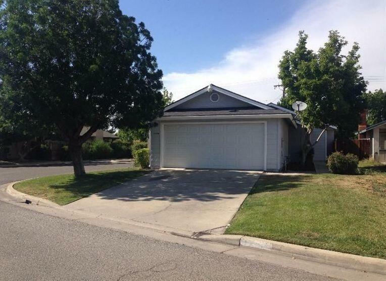 Property Photo:  1408 E Ferguson Court  CA 93292 