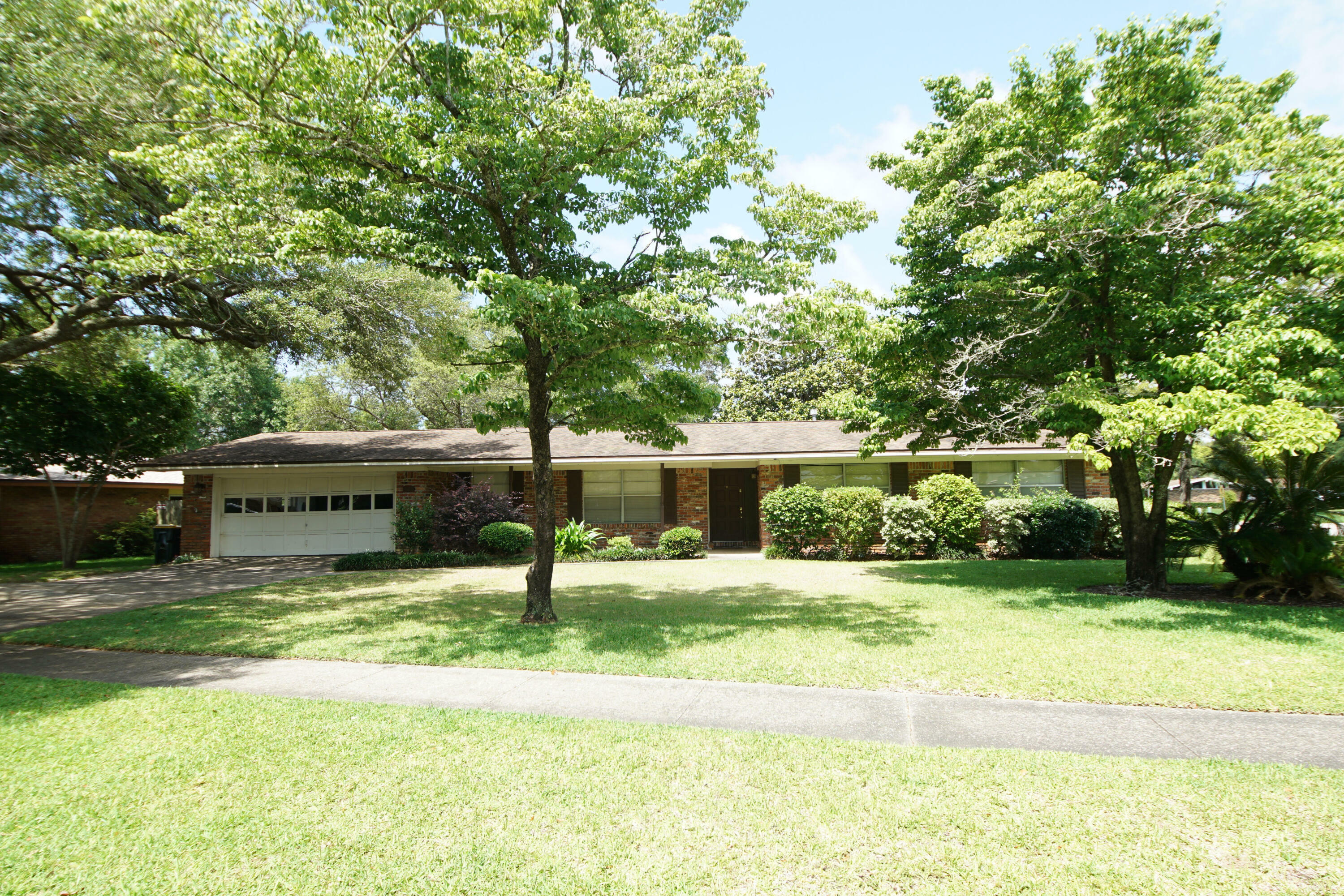 Property Photo:  621 NE Merioneth Drive  FL 32547 