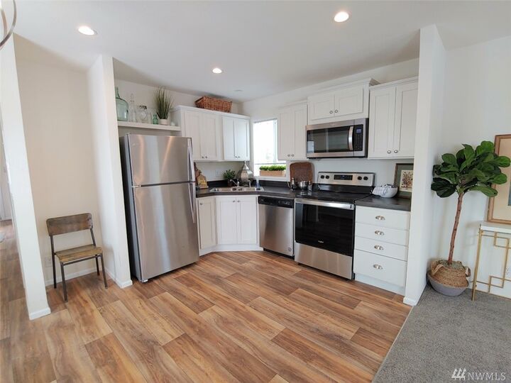 Property Photo:  2010 Broadway Ave 11  WA 98550 