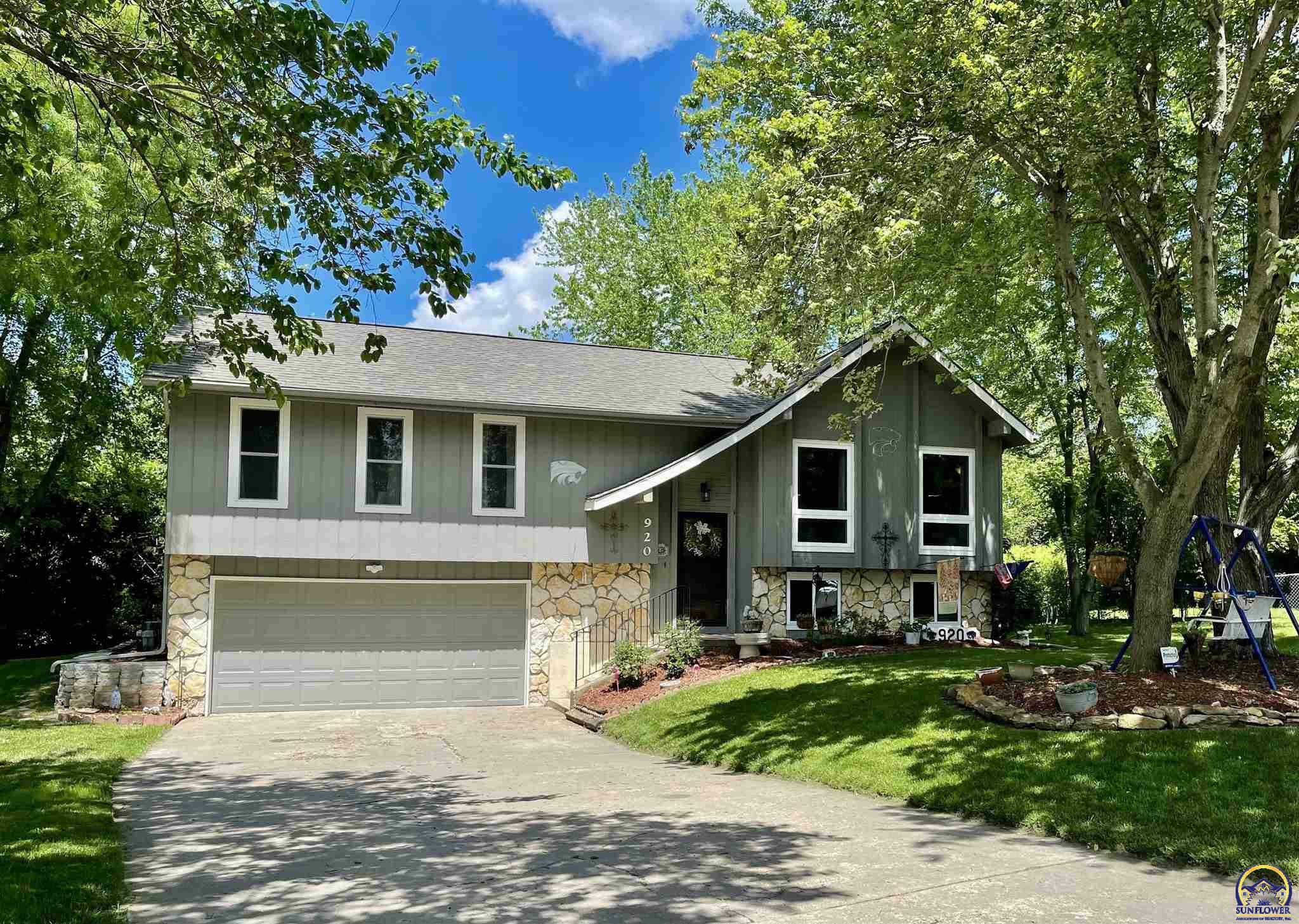 Property Photo: 920 SW Meadow Ln KS 66606