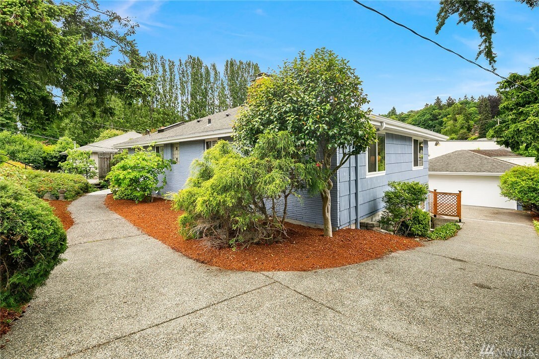 Property Photo:  1819 E Lynn St  WA 98112 