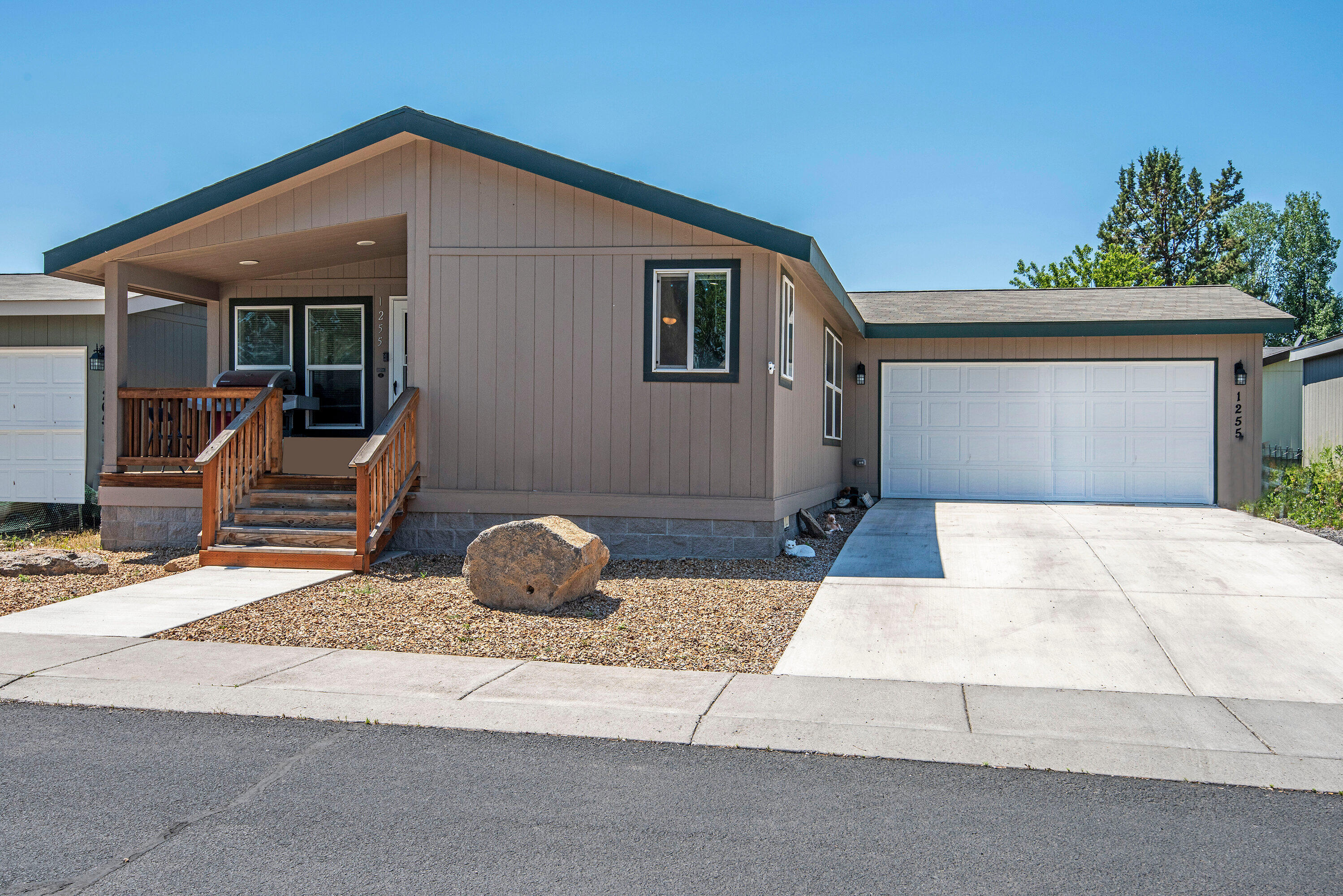 Property Photo: 1255 SW Salsify Lane OR 97756