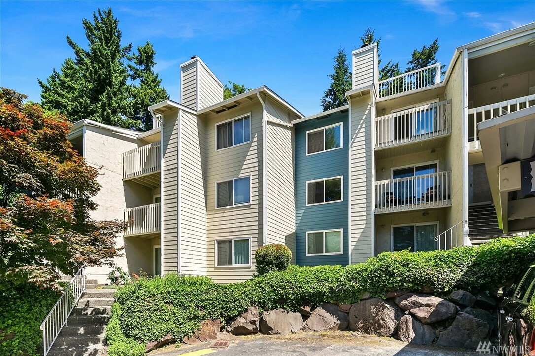 Property Photo: 9494 Redmond-Woodinville Rd NE B-205 WA 98052
