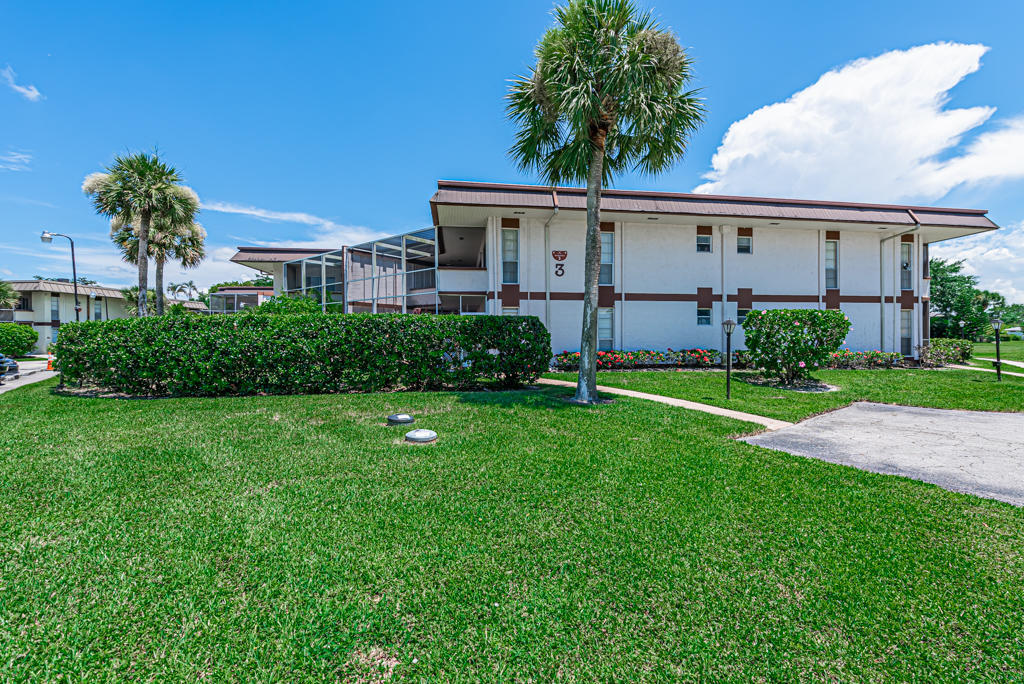 Property Photo: 3 Greenway N 206 FL 33411