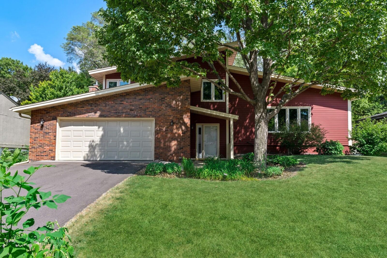 Property Photo: 4240 Flag Avenue N MN 55428