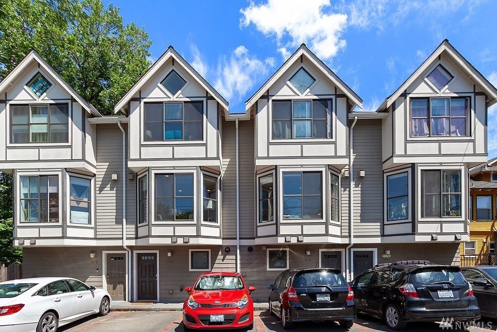 Property Photo:  1717 E Pine St  WA 98122 