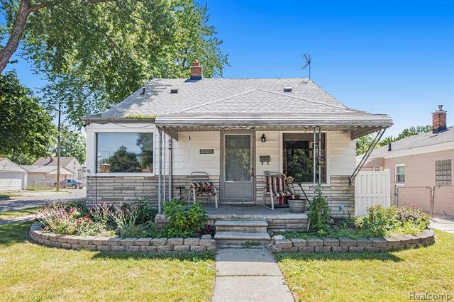 Property Photo:  2205 Paris Avenue  MI 48146 