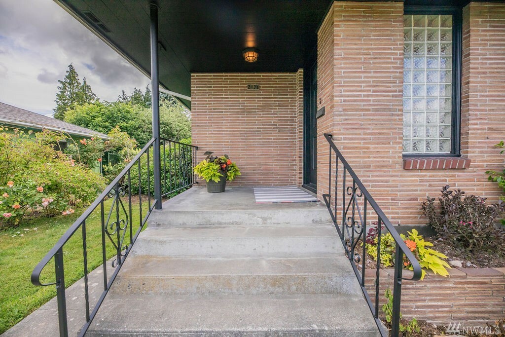 Property Photo:  2131 Pine St  WA 98201 